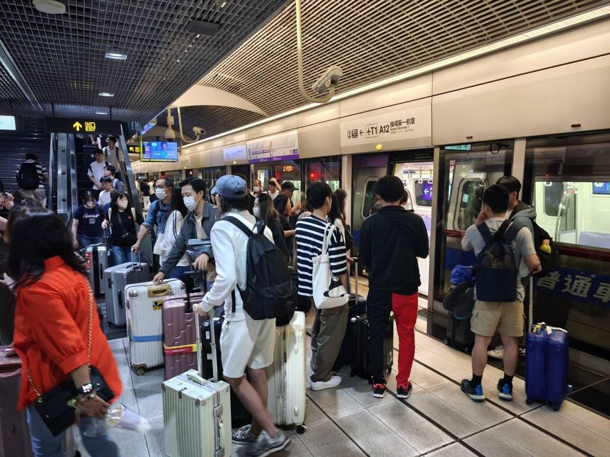 機捷早上才出包！晚間二度供電異常4分鐘　影響千名旅客