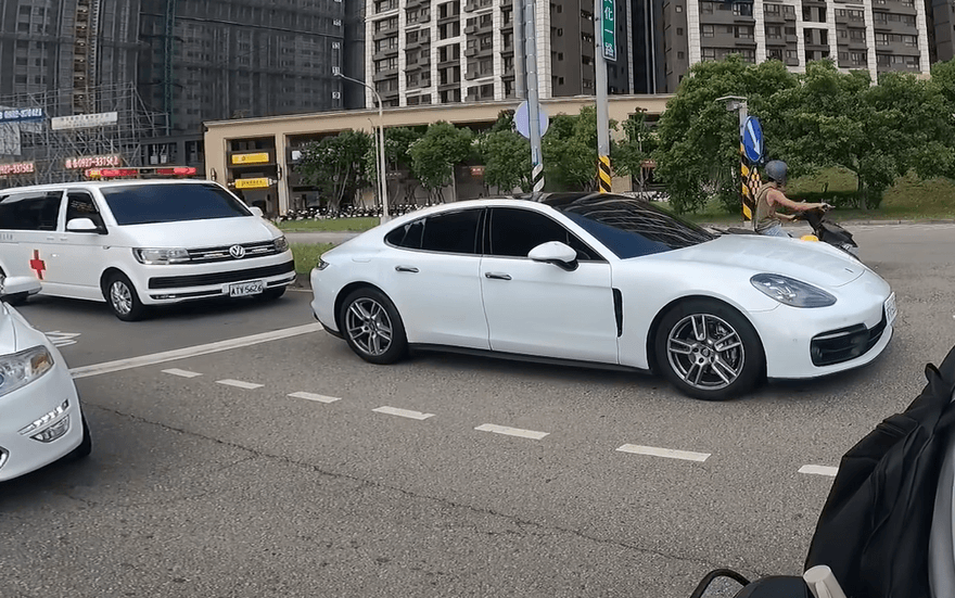 桃園救護車鳴笛1分鐘！保時捷女「硬不讓」　被敲車門了
