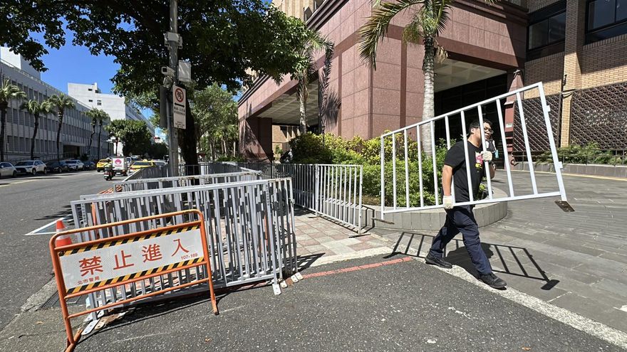 影/柯文哲7千萬交保　北院外警方架阻具加強維安
