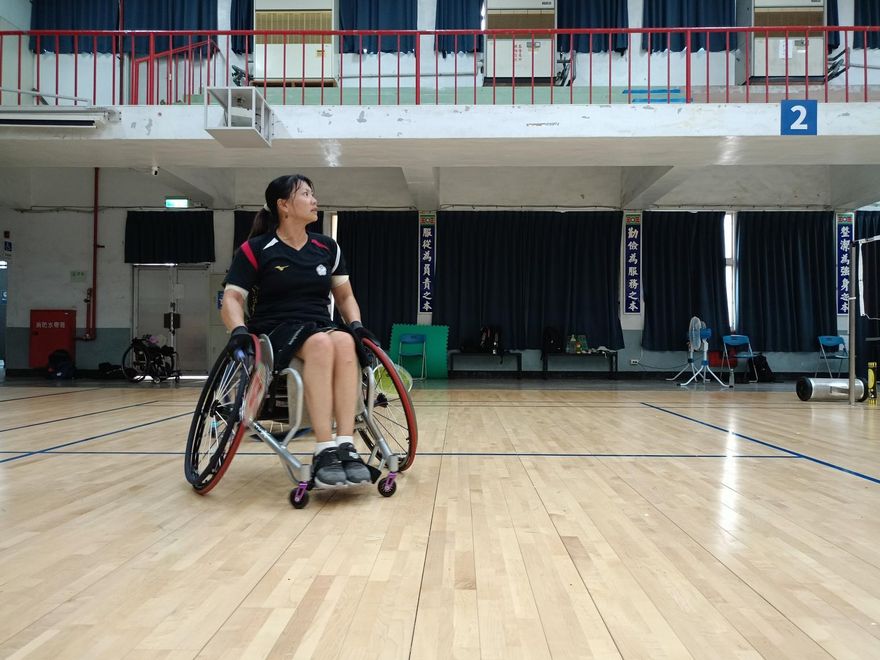 離婚又遭鐵捲門砸腰　帕運選手楊伊宸用球拍擊敗悲痛