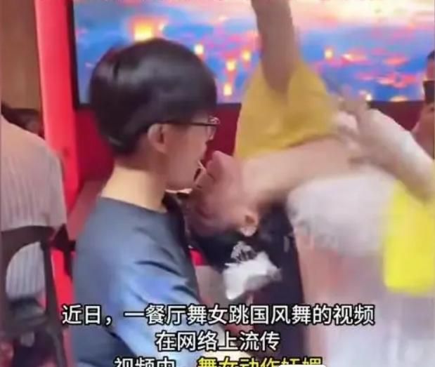 陸驚現酒吧「跳古裝辣舞+嘴餵棒棒糖」　疑打擦邊球被喊卡