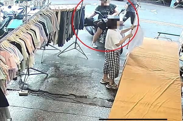 影/台中女騎士市場摸走2短褲秒逃　警上門辯稱：以為買了