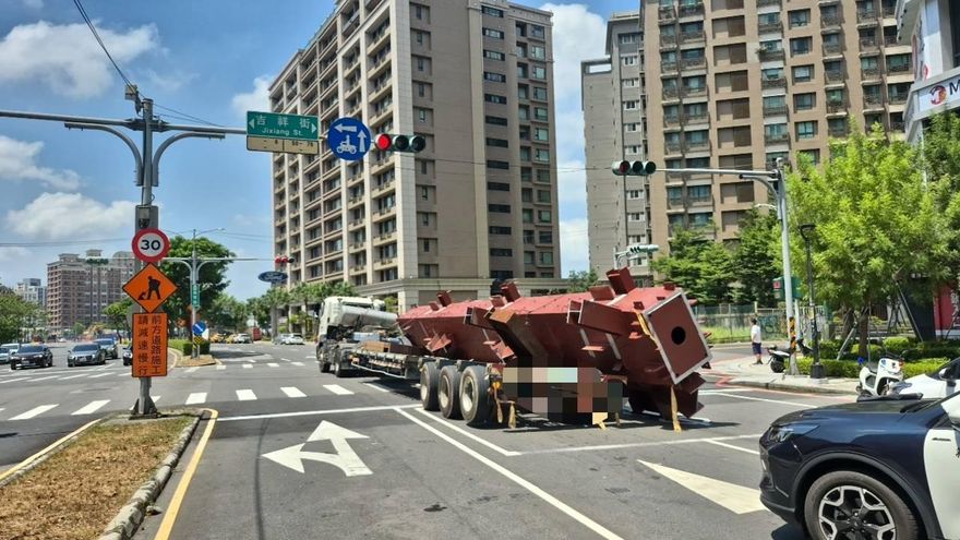 影/三重聯結車載15米長鋼柱「開到一半」掉落　驚險畫面曝