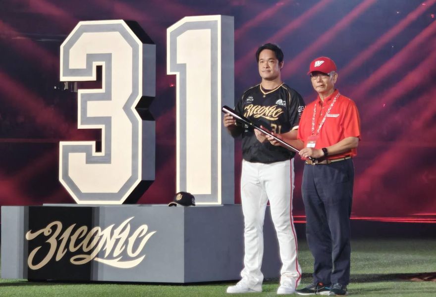 林智勝引退儀式上揭曉新身分！魏應充將味全龍教練棒交給大師兄