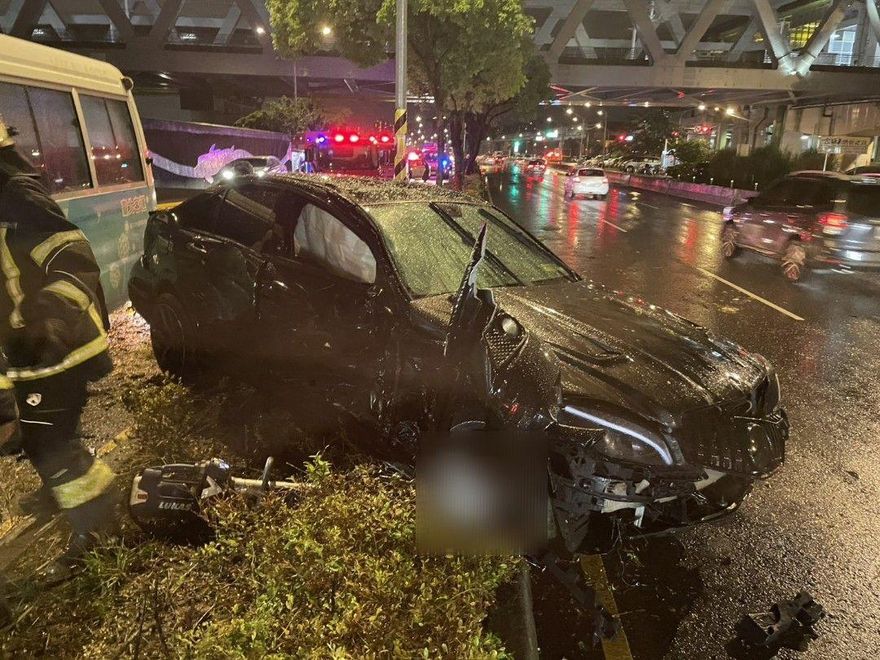 十四張站旁客運小巴迴轉遭撞擊！　2人受傷送醫