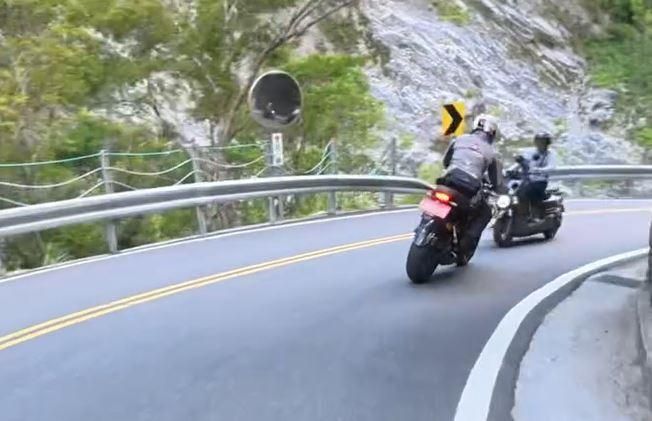 影/太魯閣天祥三寶機車盲彎跨線對撞　網傻眼：在想什麼