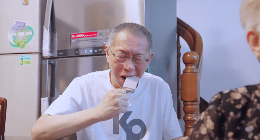 交保後回老家團聚！柯文哲大啖豬腳麵線　啃冰棒喊「太硬了」