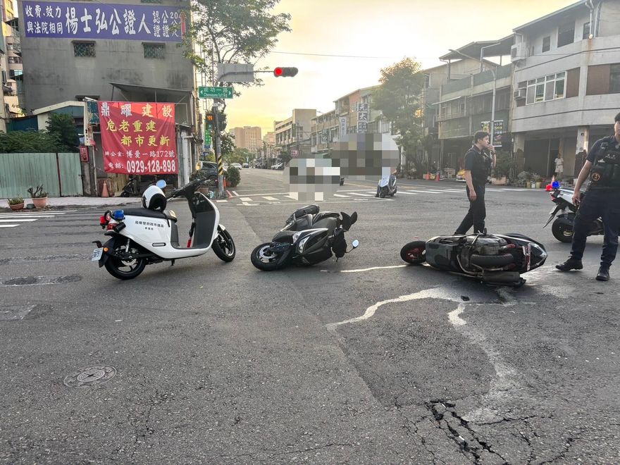 影/路口3機車禮讓救護車反「撞成一團」　疑未安全車距惹禍