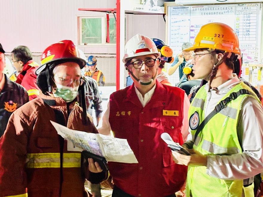 影/疑天然氣洩漏引發大火！陳其邁急奔興達電廠爆炸現場