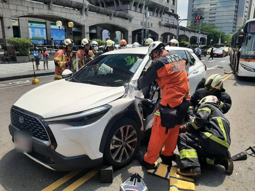 影/板橋火車站前公車出事！「猛烈追撞」釀3人卡車內
