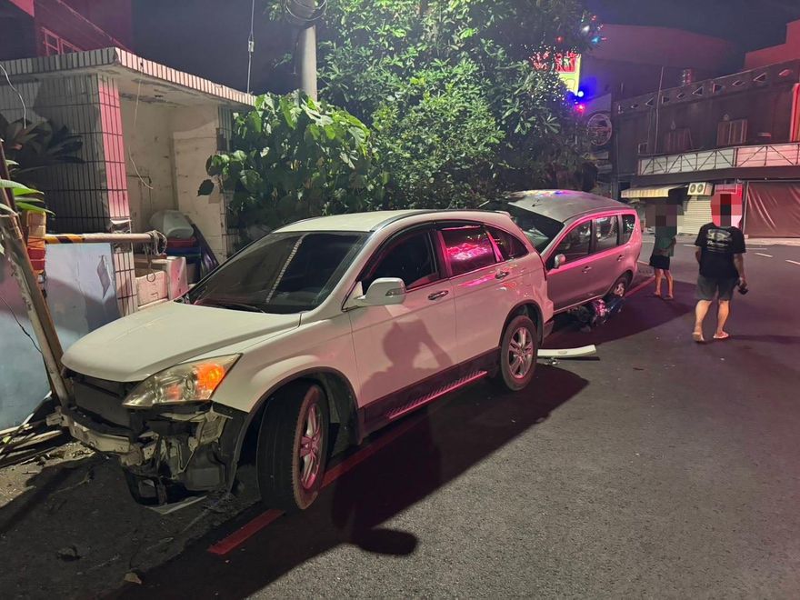 高雄男酒駕倒車失控！連撞7汽車1機車共8車遭殃