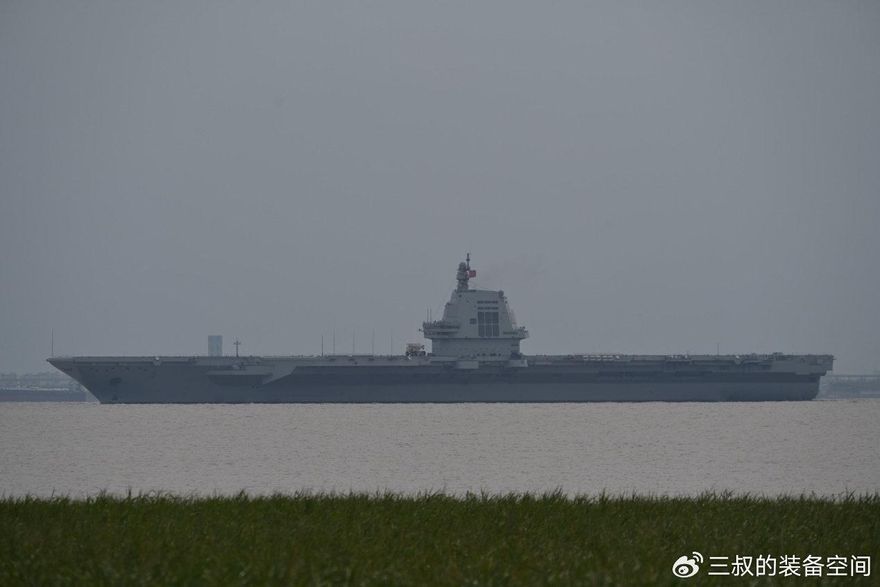 陸航母「福建艦」出港曝！甲板清空、艦體粉刷　或「接機服役」