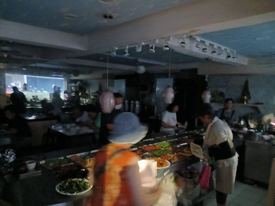 北市信義區晚餐時間「饋線跳脫」1185戶停電！自助餐民眾摸黑夾菜