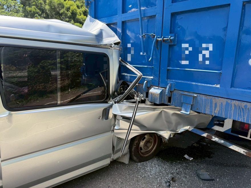 高速衝施工區！廂型車猛撞「塞入」大貨車尾　駕駛遭夾困