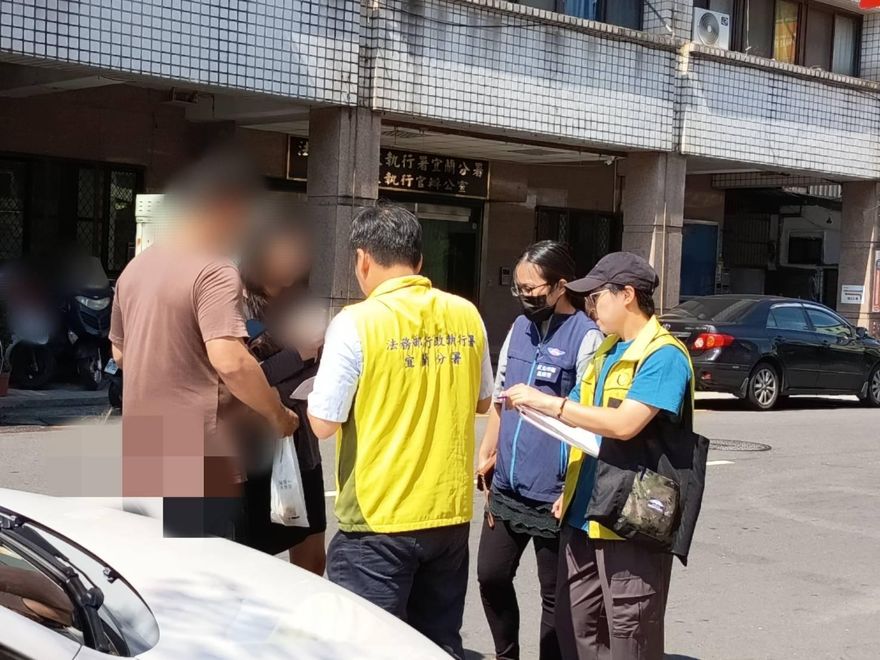 抓稅神器出擊！他欠繳逾10萬　友人開車買早餐意外被查
