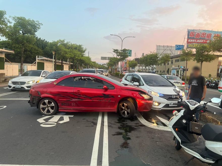 影/轎車「神秘迴轉」！男子稱路況不熟　逆向撞車幸無人傷