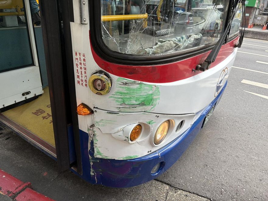 影/搶道慘遭殃！北市大安區公車、郵務車「爭道」互撞　釀1人輕傷