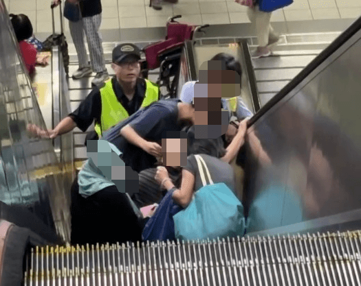外籍看護永春站推輪椅誤闖手扶梯！翁重心不穩引乘客連環跌