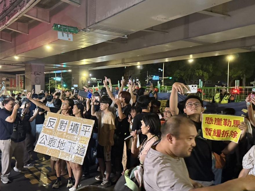 抗議拆公館圓環竟有人捧「蔣萬安遺照」！北市警回應了