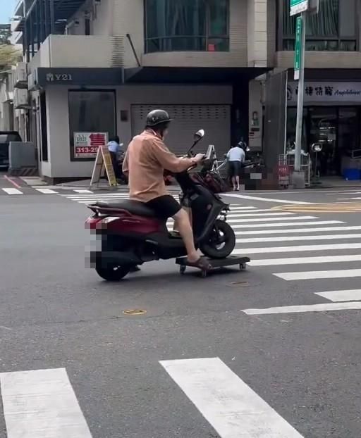 影/機車疑故障！騎士前輪放平板車滑行　最重可罰3萬6