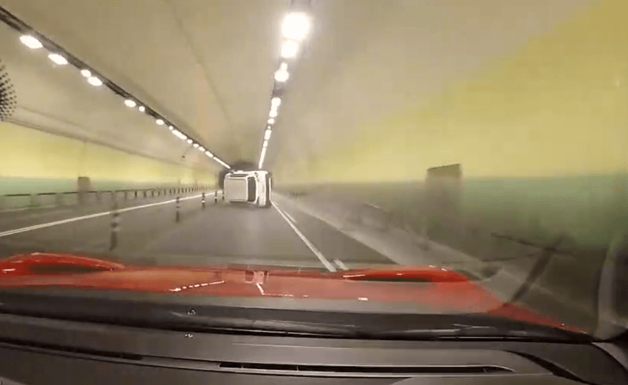 影/休旅車行駛內湖康樂隧道突失控 　擦撞護欄90度側翻