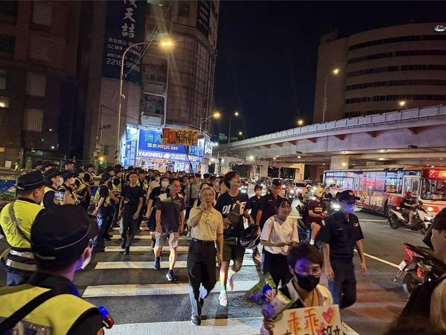 青鳥又崩潰？轟蔣萬安拆公館圓環方便解放軍進攻　網全驚呆
