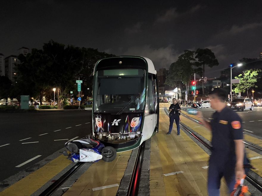 高雄騎士違規左轉撞輕軌列車　影響通行20分鐘