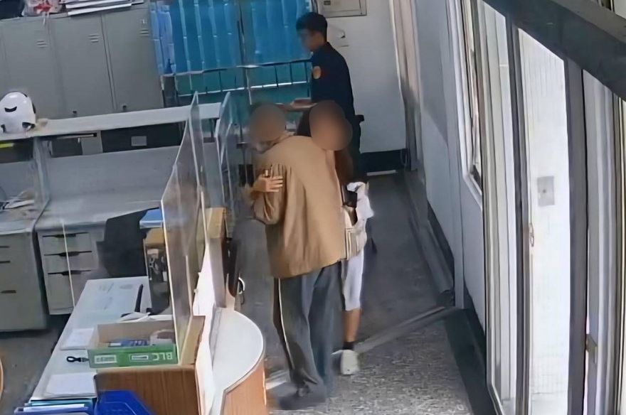 影/熱心老翁拾獲錢包送派出所　女軍官喜極而泣擁抱感謝