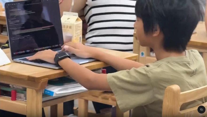 影/超狂！10歲神童開發「記帳神器」爆紅　每周六直播寫程式