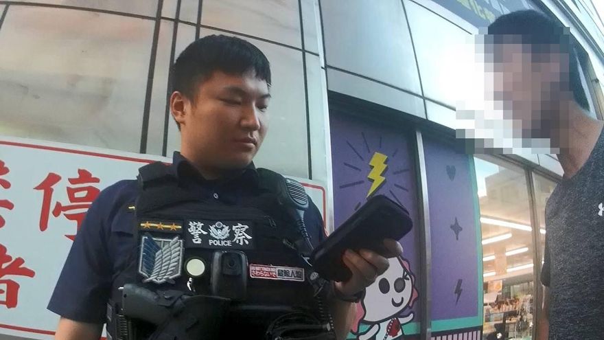 影/私校教師遭控欠債不還　男子校門口撒傳單被送法辦