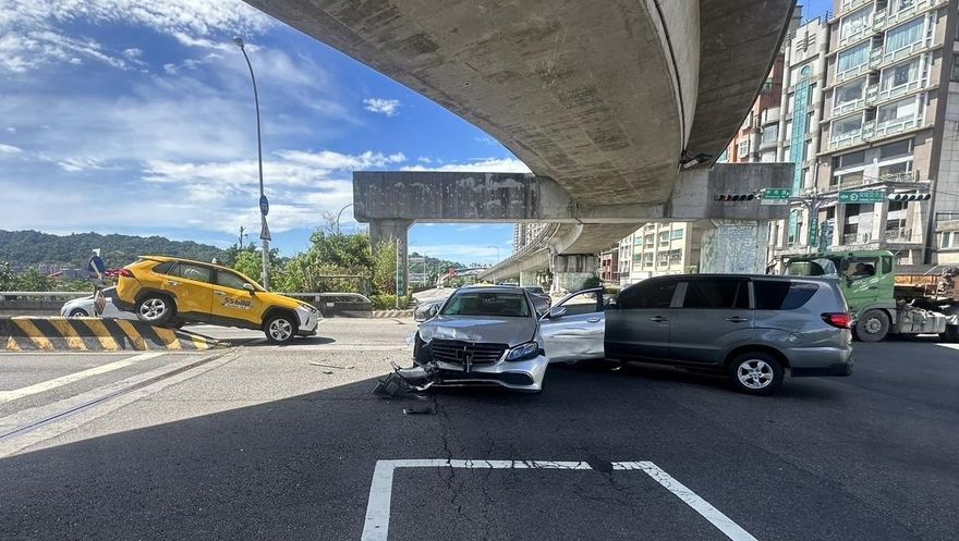 影/新店老翁闖紅燈逆向衝撞2車　2人受傷送醫