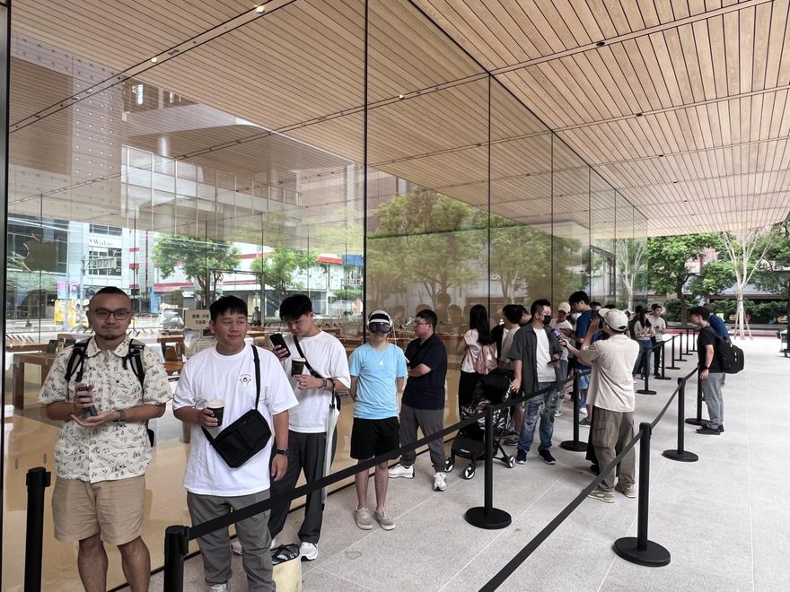 iPhone 17今開賣直擊！連3年搶頭香「果粉」清晨5點排隊