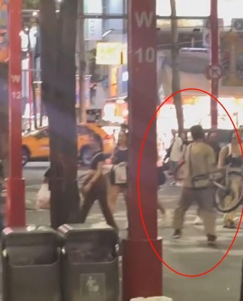 西門町男突然失控暴走　腳踏車攻擊路人遭警帶回