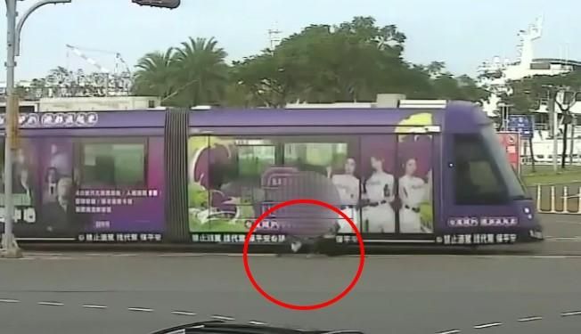 影/高雄阿伯騎單車疑違規右轉撞輕軌　驚險畫面曝光
