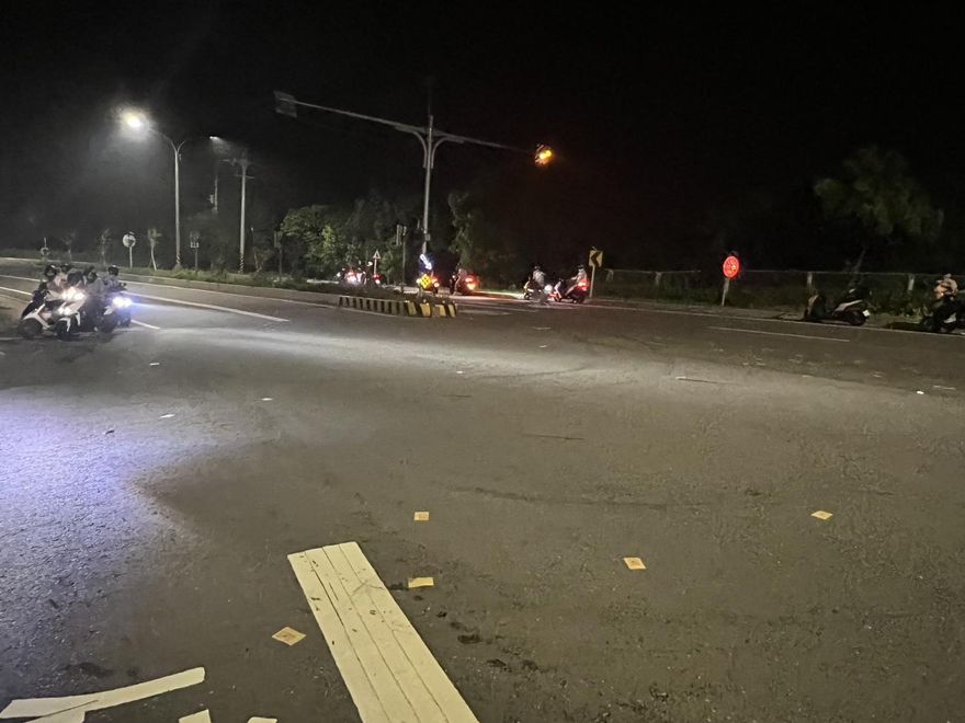 苗栗騎士深夜「捧遺照撒冥紙」籲減速　嚇壞路人警送辦
