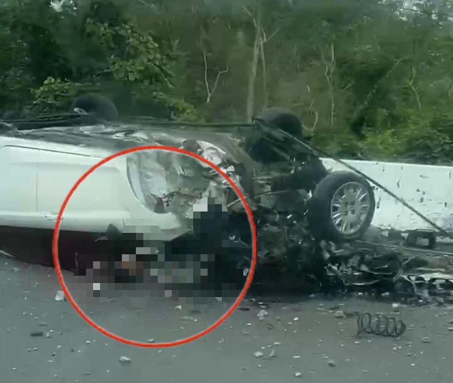 影/台南佳里重大車禍！自小客翻覆四輪朝天　駕駛卡車底