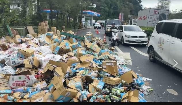基隆基金二路飲料泡麵灑滿地　司機崩潰嘶喊：不要再撿了