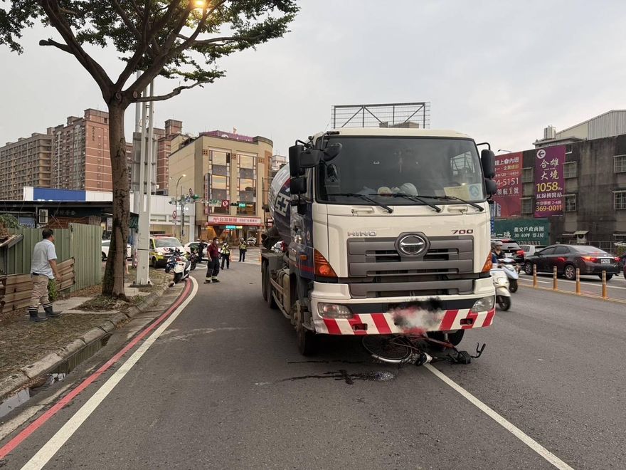 桃園大貨車右彎！自行車遭捲入吞車底　他送醫傷重不治