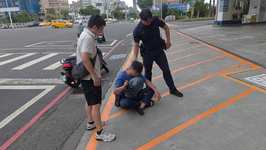 高雄大樓爆血案！保全持剪刀狂刺2同事　「腹部中刀」送醫