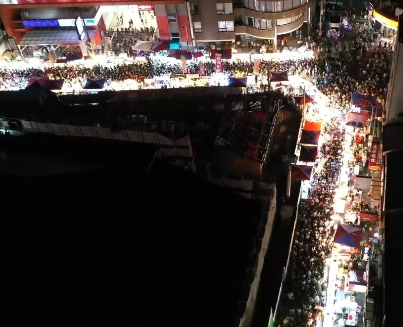影/一年一度苗栗苑裡「鬼門關夜市」人潮擠爆　空拍畫面曝
