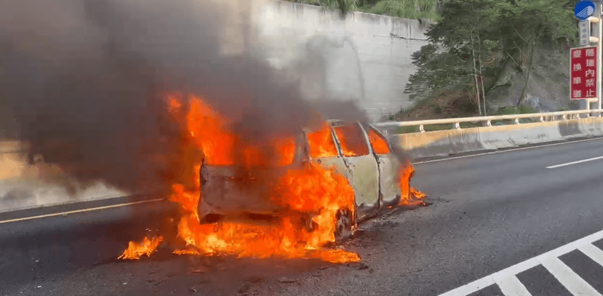 國4轎車自撞火燒車烈焰狂噴　幸駕駛及時逃生