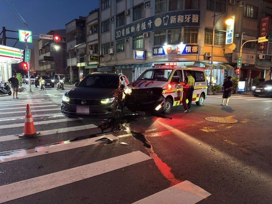 南投救護車執勤遭攔腰撞擊！　疑轎車未禮讓釀禍幸輕傷