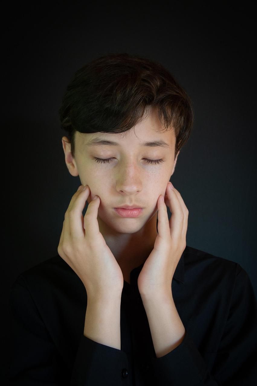 20歲男變白好納悶？醫揭「免疫系統作祟」