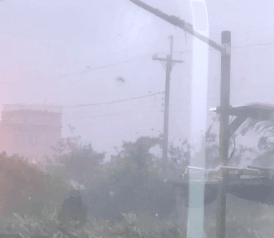 影/超大豪雨襲花東！蘇花公路現泥流瀑布　閃電點亮天空