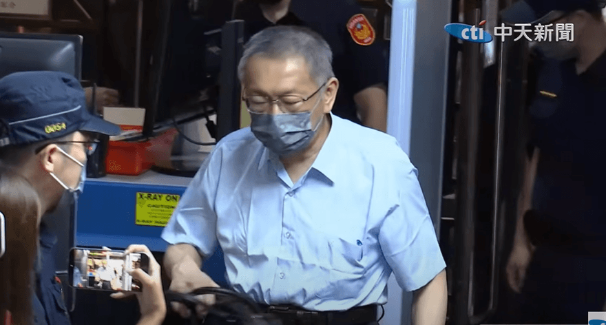 影/柯文哲重病現身！感冒+帶狀疱疹　出庭戴口罩咳嗽不停