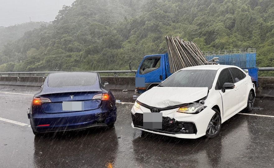 天雨路滑！國1泰山段3車追撞　特斯拉男等救援遭撞骨折