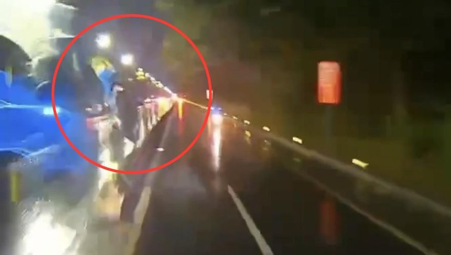 影/颱風夜北市女騎機車載兒　撞分隔島前翻慘摔送醫