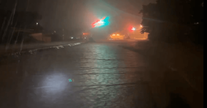 影/持續風雨交加！花蓮光復聯外道路全斷　民眾、義消與警察受困路邊
