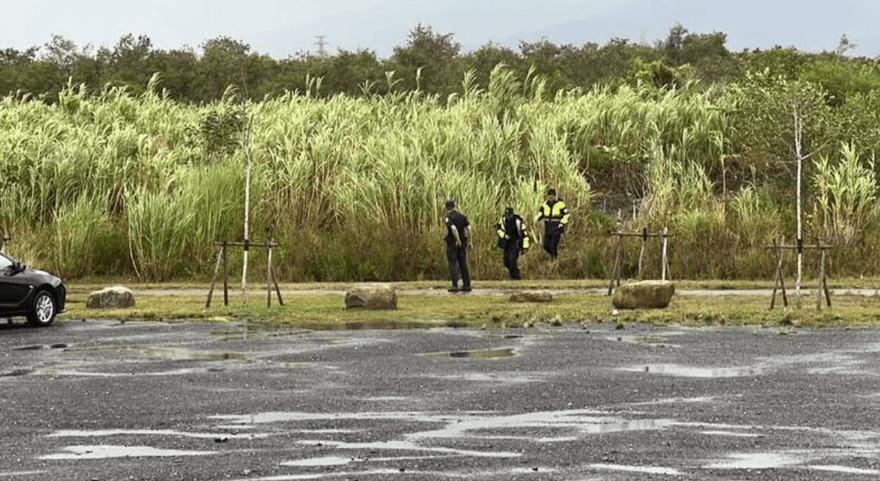 羅東壘球場旁草叢種菜婦驚見蠟化無名屍　警採證比對身分