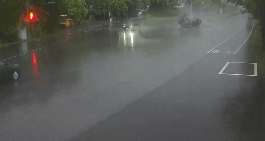 影/警車雨中失控畫面曝！一個打滑撞擊瞬間　釀1死2傷意外